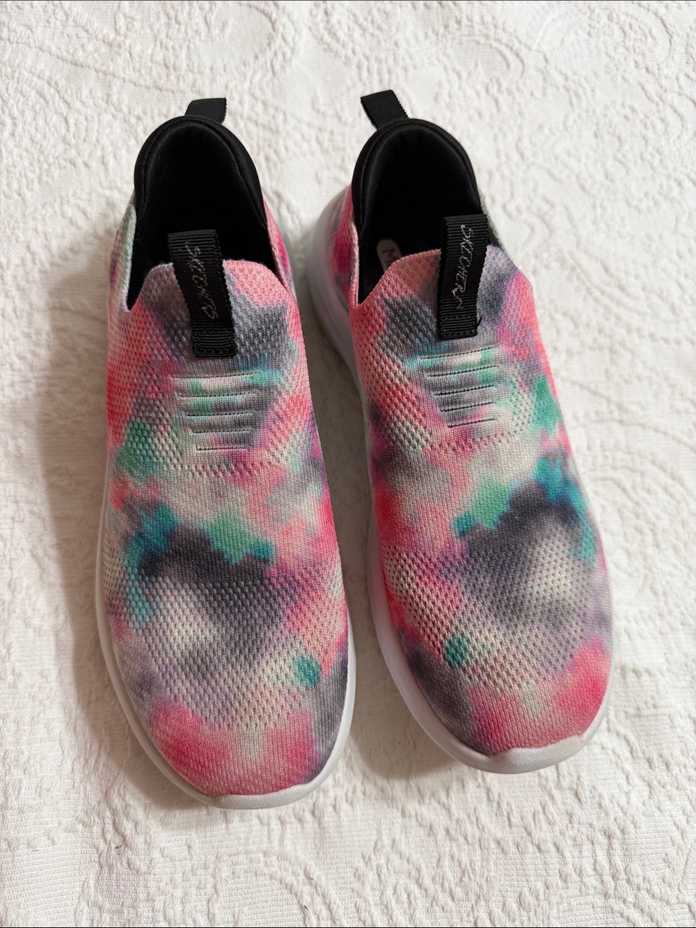 Skechers Kids Size 4 (Big Girl) Slip-On Knit Sneakers in Pink Tie-Dye